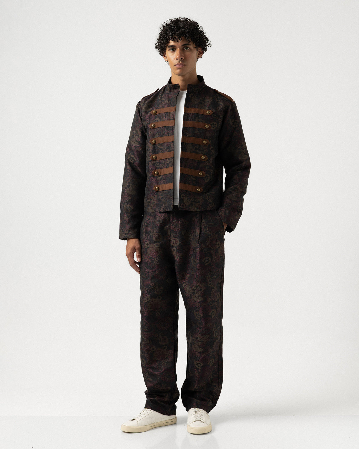 Kahverengi apoletli ceketin ve uyumlu bol pantolonun tam boy ön görünümü; modelin eli pantolon cebinde.
