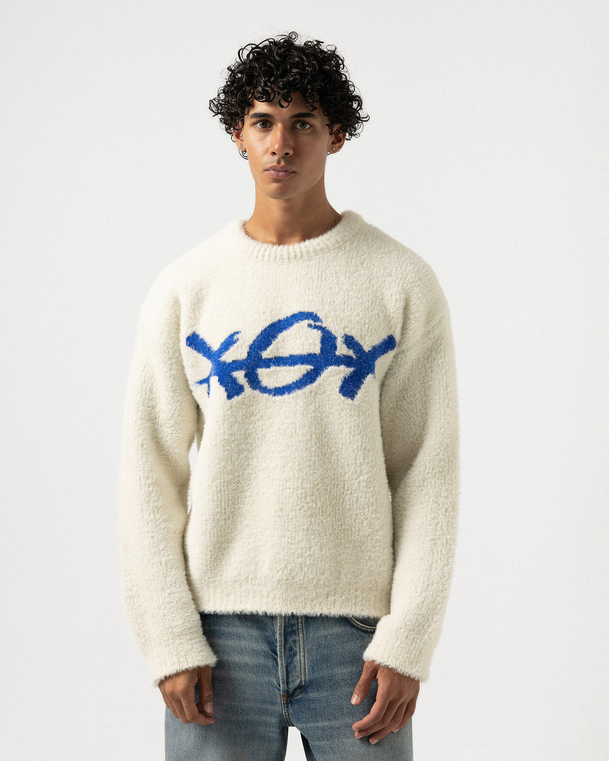 Plus Eighteen XOX çift taraflı oversize triko kazak, ekru yüzünde mavi XOX deseni, önden görünüm
