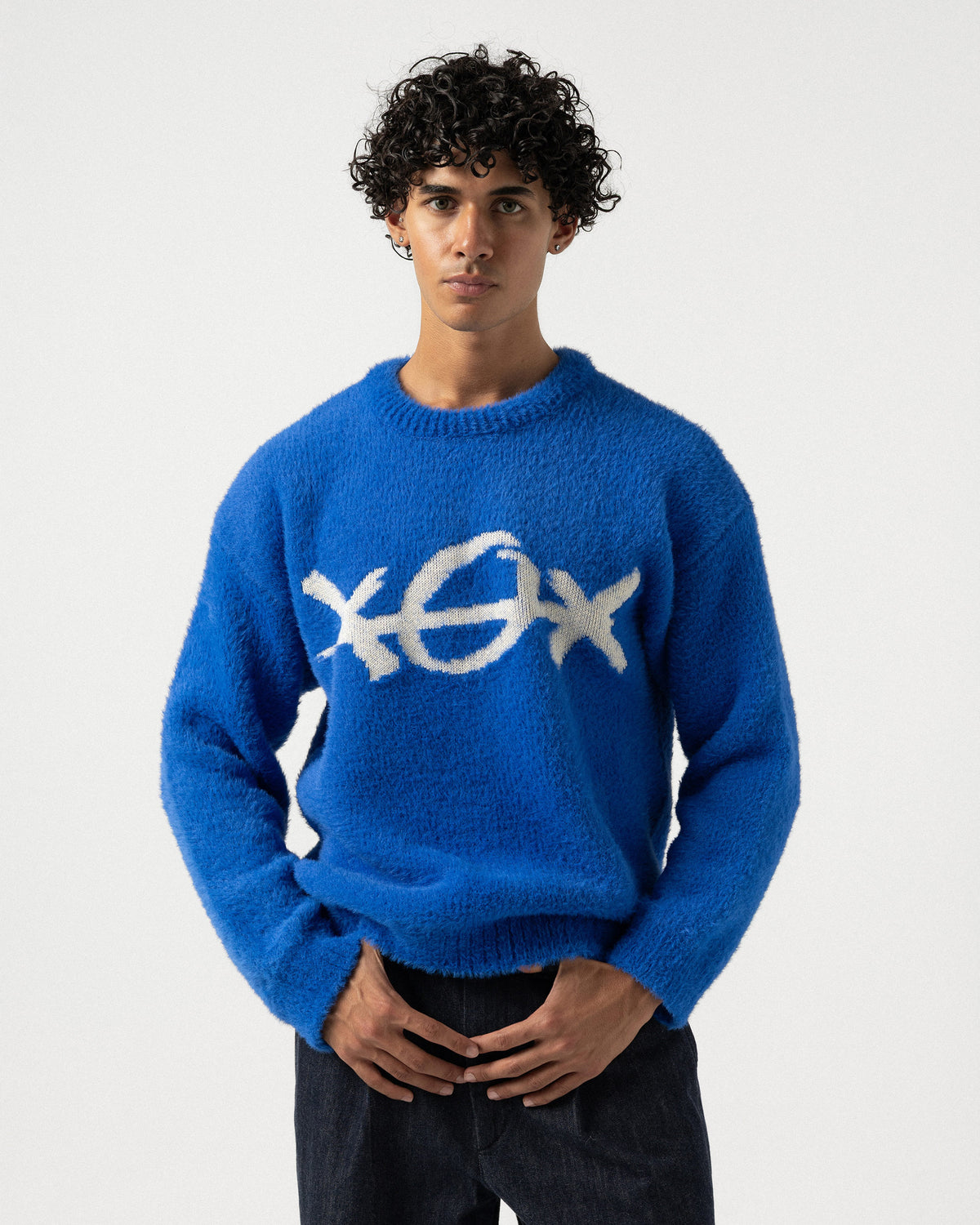 Mavi yüzünde ekru XOX deseni bulunan Plus Eighteen çift taraflı oversize triko kazak, önden görünüm