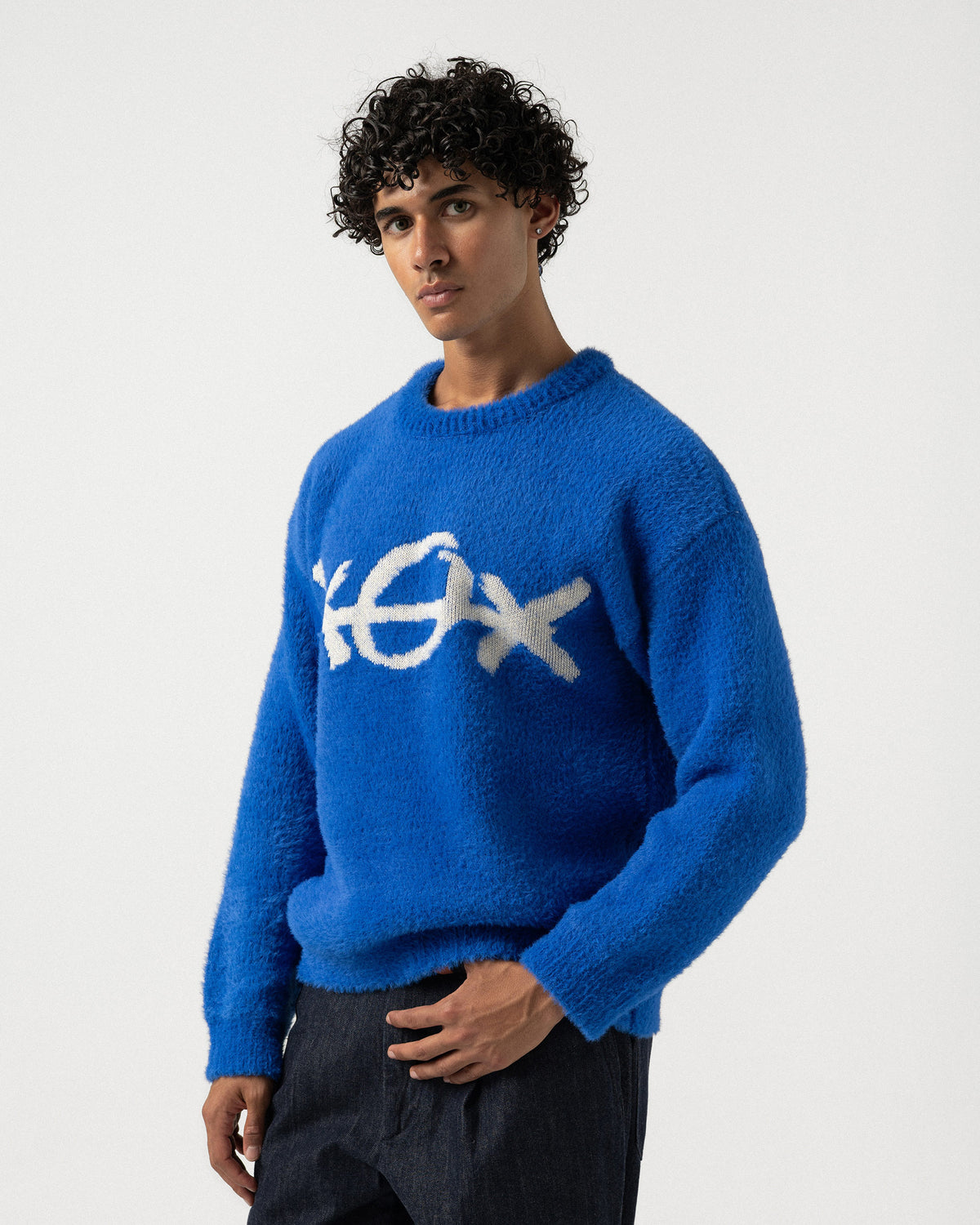 Plus Eighteen mavi XOX oversize triko kazak, ekru desen ve bol kesimin çapraz önden görünümü