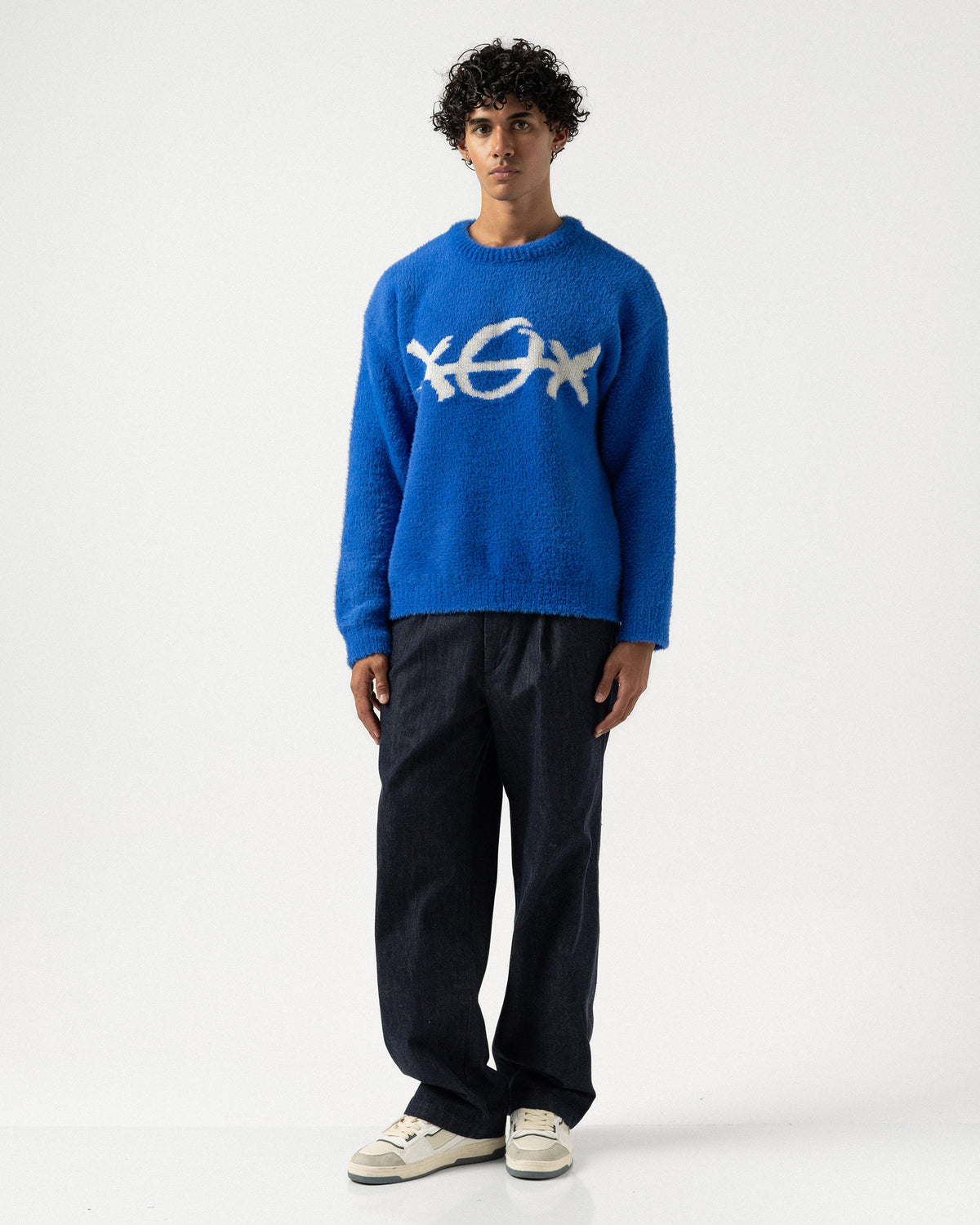 Plus Eighteen XOX mavi oversize triko kazak, siyah pantolonla tam boy görünüm