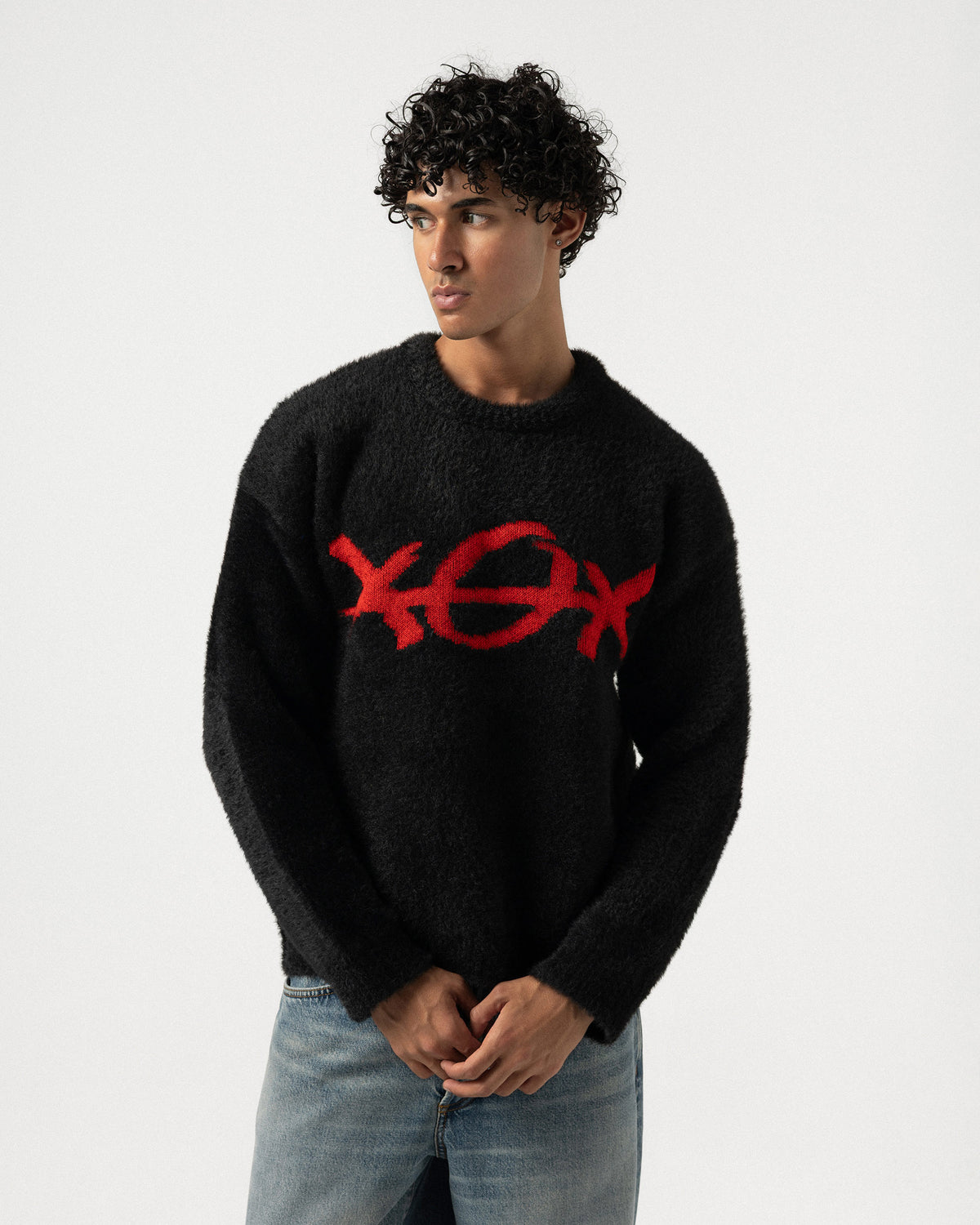 Plus Eighteen XOX çift taraflı siyah triko kazak, kırmızı XOX deseni ve oversize kalıbıyla önden görünüm
