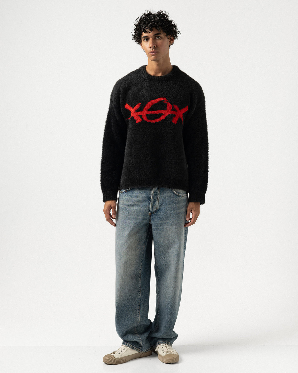 Plus Eighteen XOX siyah oversize triko kazak, kot pantolonla tam boy görünüm