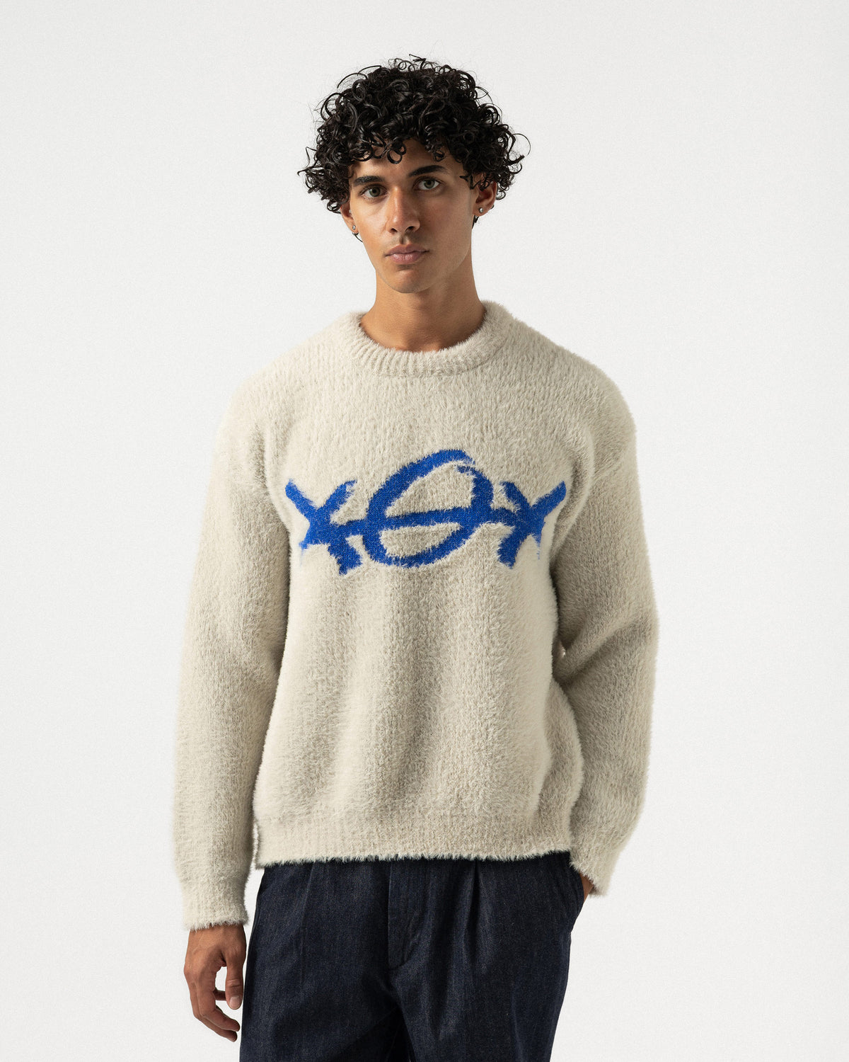 Plus Eighteen XOX çift taraflı taş rengi triko kazak, mavi XOX deseniyle önden görünüm