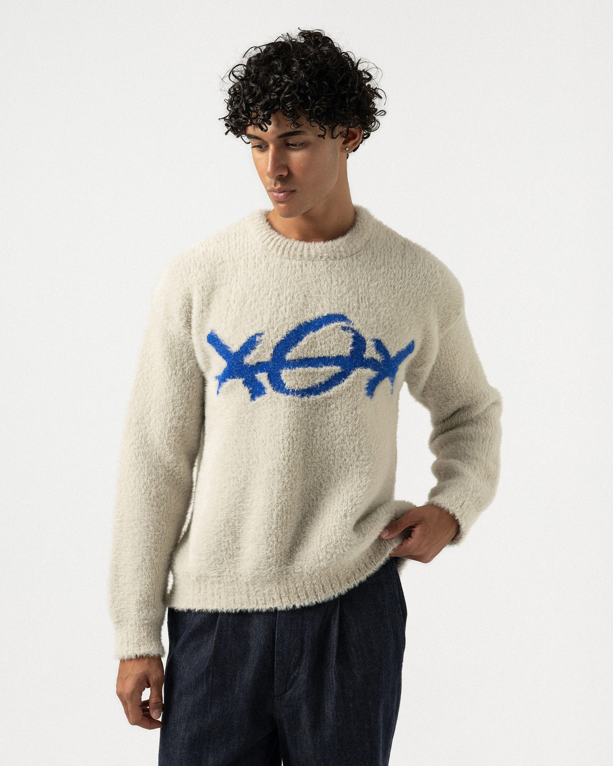 Plus Eighteen XOX taş rengi oversize triko kazak, bol kesimi ve kısa etek ucuyla önden görünüm