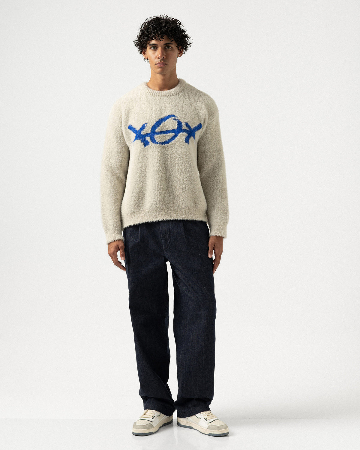 Plus Eighteen XOX taş rengi oversize triko kazak, siyah pantolonla tam boy görünüm
