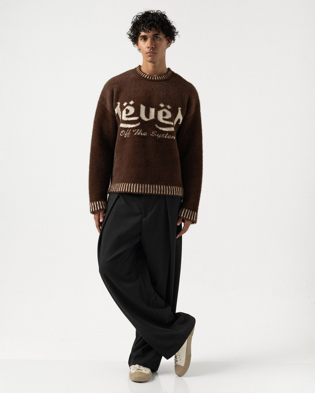 Plus Eighteen Level kahverengi oversize triko kazak, siyah pantolonla tam boy çapraz duruş