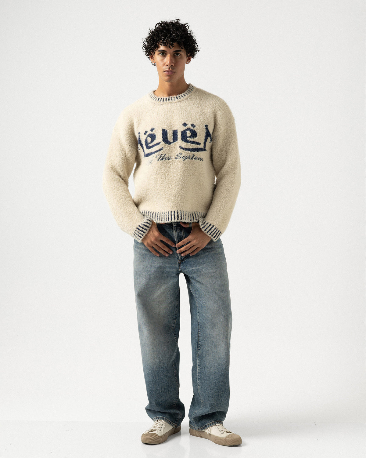Plus Eighteen Level krem oversize triko kazak, kot pantolonla tam boy görünüm