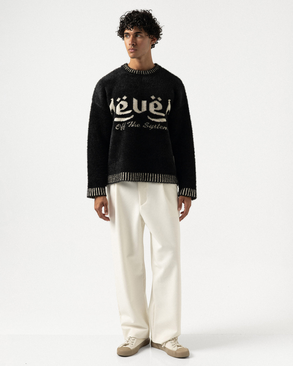 Plus Eighteen Level siyah oversize triko kazak, açık renk pantolonla tam boy önden görünüm