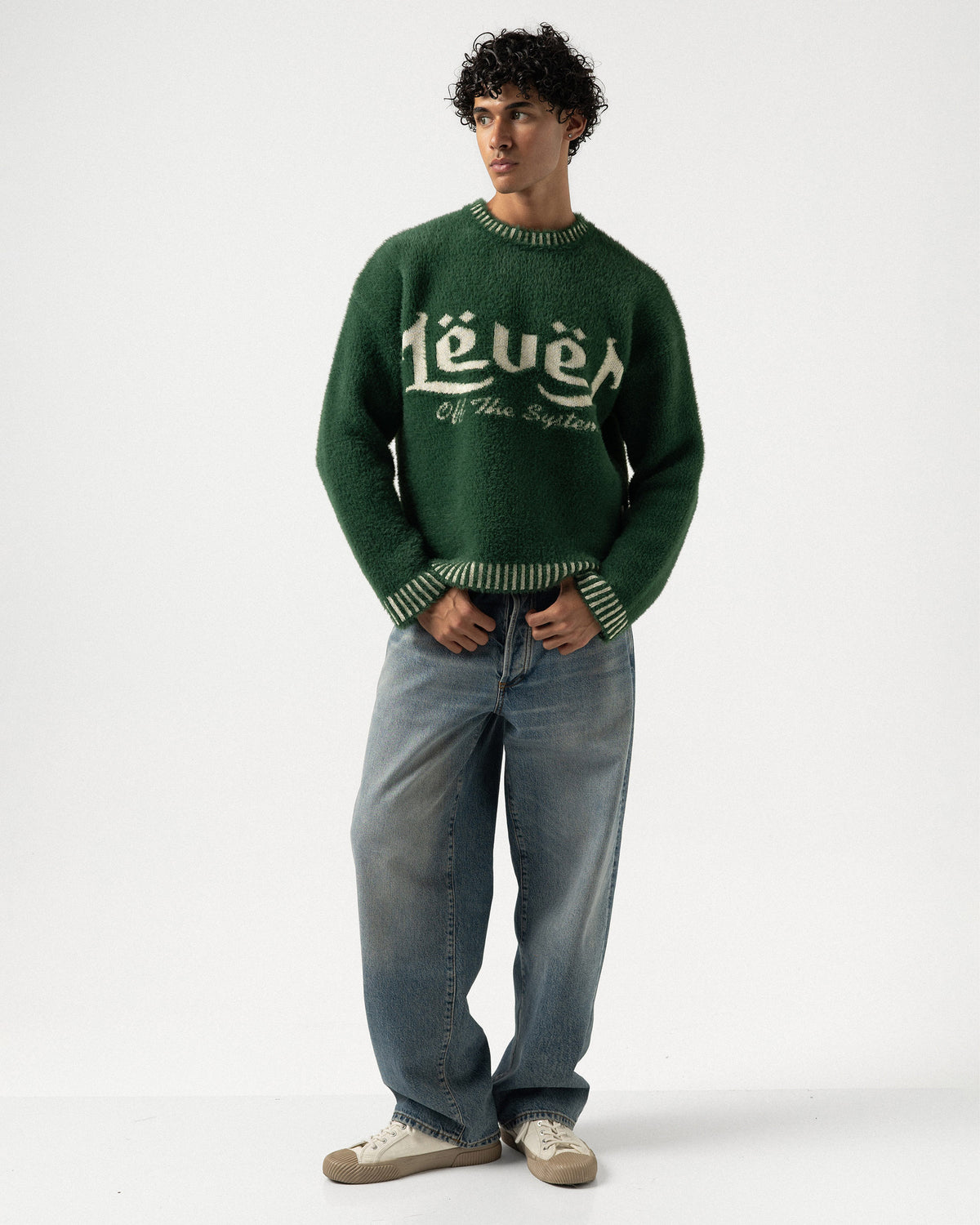 Plus Eighteen Level yeşil oversize triko kazak, kot pantolonla tam boy görünüm